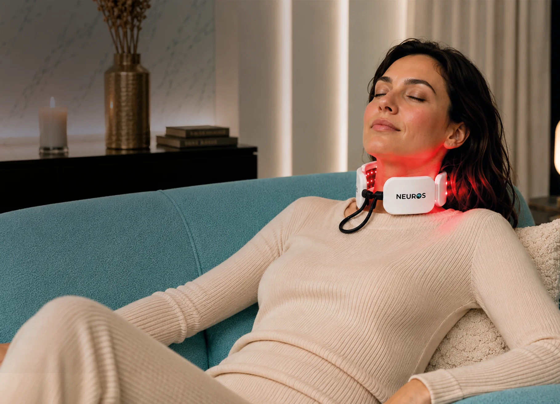 Femeie relaxată pe canapea, purtând NEUROS Calm